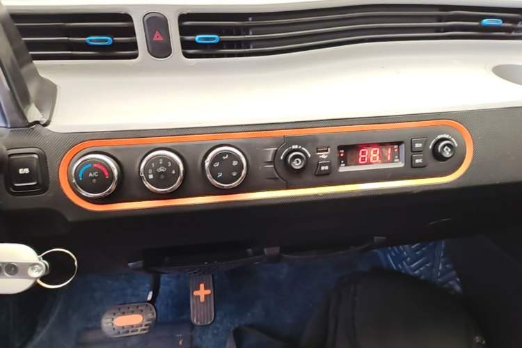 Used Wuling Hongguang MINIEV 2022 Zizai Version Lithium-NMC Audio And AC Panel