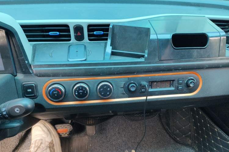 Used Wuling Hongguang MINIEV 2022 Easy Version Lithium Iron Phosphate Audio And AC Panel