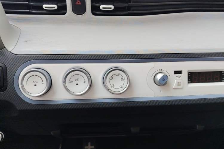 Used Wuling Hongguang MINIEV 2022 Macaron Premium Model – Lithium Iron Phosphate Audio And AC Panel