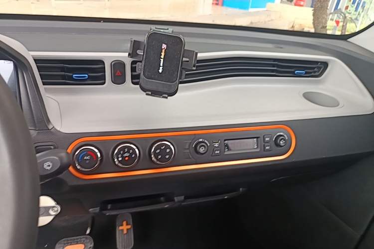 Used Wuling Hongguang MINIEV 2022 Macaron Fashion Model Lithium Iron Phosphate Audio And AC Panel