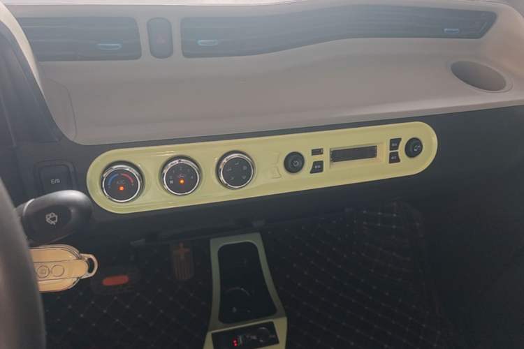 Used Wuling Hongguang MINIEV 2022 Zizai Version Lithium Iron Phosphate Audio And AC Panel