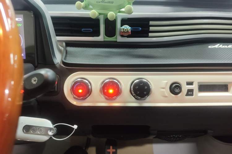 Used Wuling Hongguang MINIEV 2022 Zizai Version Lithium Iron Phosphate Audio And AC Panel