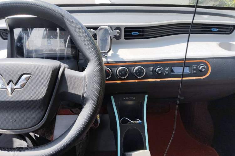 Used Wuling Hongguang MINIEV 2022 Easy Version Lithium Iron Phosphate Audio And AC Panel