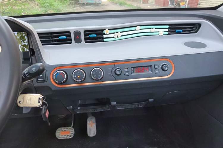Used Wuling Hongguang MINIEV 2022 Easy Version Lithium Iron Phosphate Audio And AC Panel