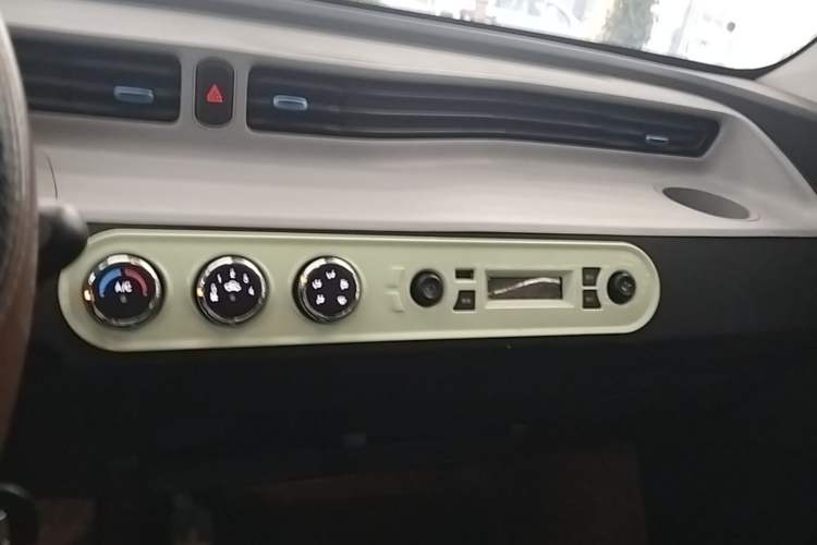 Used Wuling Hongguang MINIEV 2022 Easy Version Lithium Iron Phosphate Audio And AC Panel
