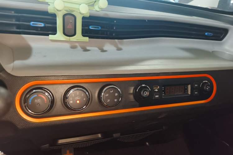 Used Wuling Hongguang MINIEV 2022 Zizai Version Lithium-NMC Audio And AC Panel