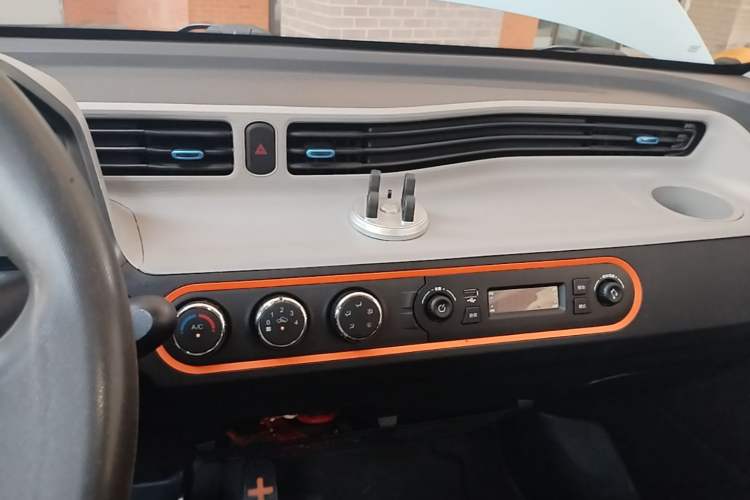 Used Wuling Hongguang MINIEV 2022 Easy Version Lithium Iron Phosphate Audio And AC Panel