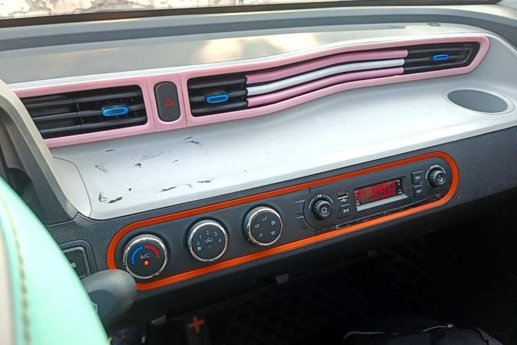 Used Wuling Hongguang MINIEV 2022 Zizai Version Lithium Iron Phosphate Audio And AC Panel