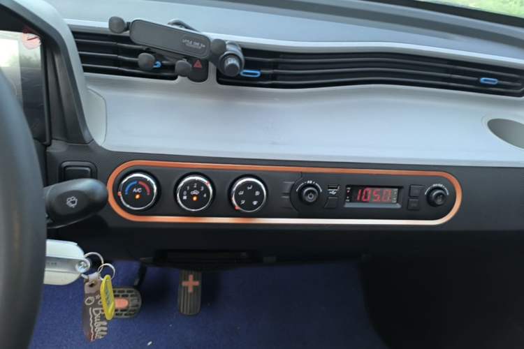 Used Wuling Hongguang MINIEV 2022 Zizai Version Lithium Iron Phosphate Audio And AC Panel