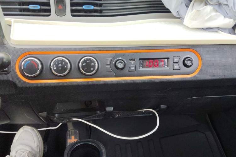 Used Wuling Hongguang MINIEV 2022 Easy Version Lithium Iron Phosphate Audio And AC Panel