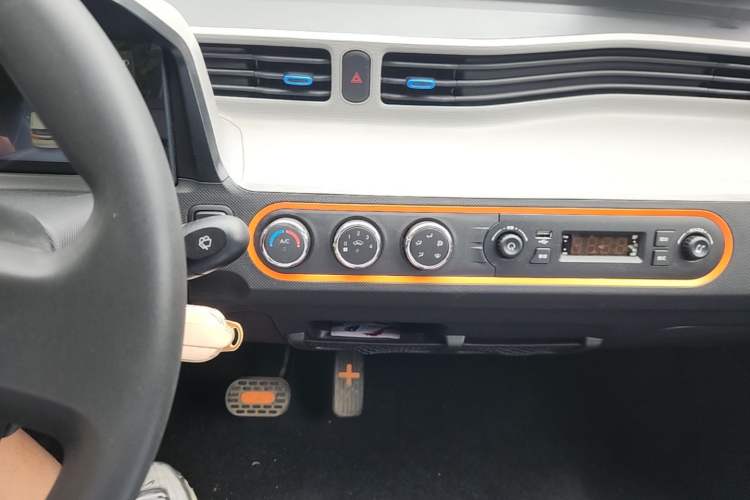 Used Wuling Hongguang MINIEV 2022 Zizai Version Lithium Iron Phosphate Audio And AC Panel