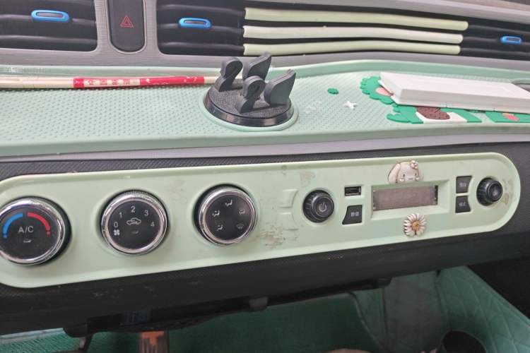 Used Wuling Hongguang MINIEV 2022 Easy Version Lithium Iron Phosphate Audio And AC Panel