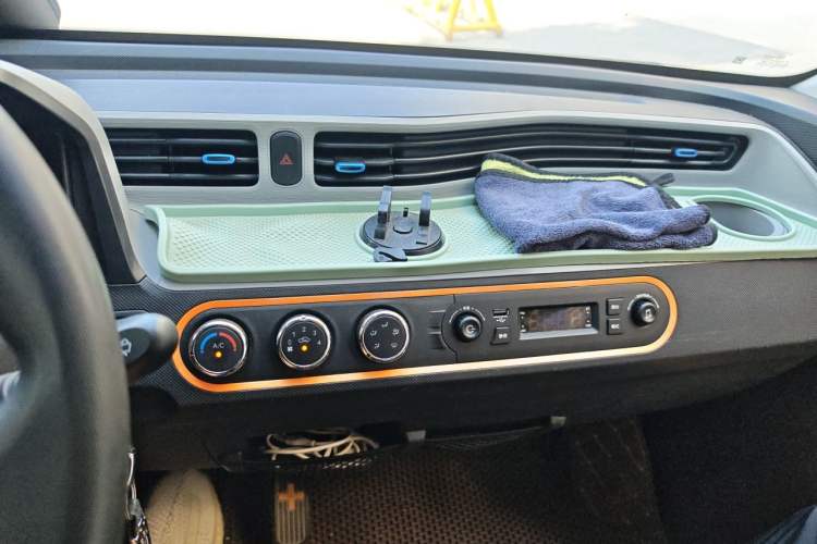 Used Wuling Hongguang MINIEV 2022 Zizai Version Lithium-NMC Audio And AC Panel