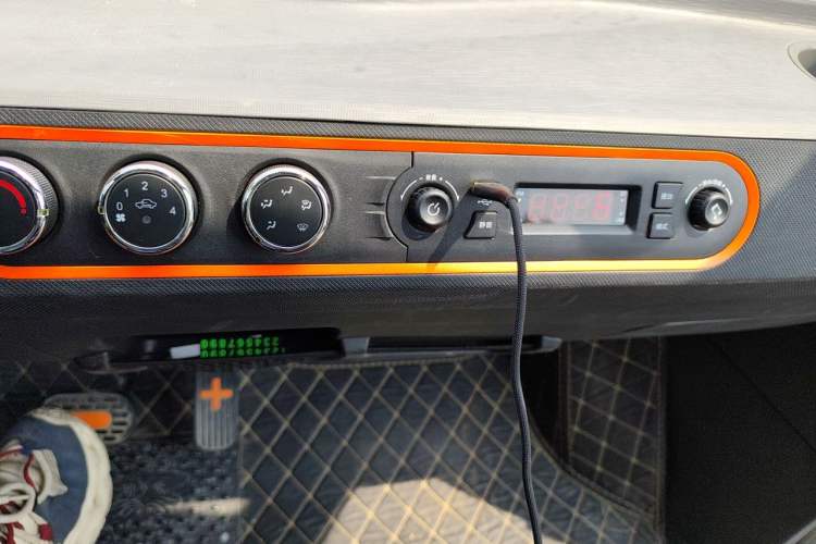 Used Wuling Hongguang MINIEV 2022 Easy Version Lithium Iron Phosphate Audio And AC Panel