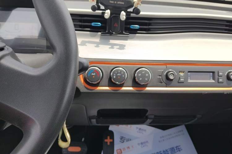 Used Wuling Hongguang MINIEV 2022 Easy Version Lithium Iron Phosphate Audio And AC Panel