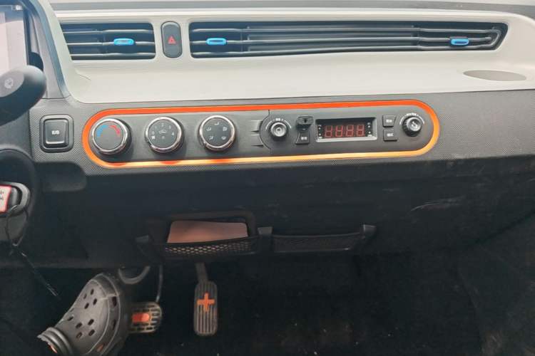 Used Wuling Hongguang MINIEV 2022 Easy Version Lithium Iron Phosphate Audio And AC Panel