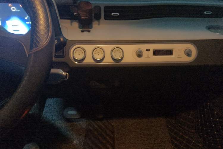 Used Wuling Hongguang MINIEV 2022 Macaron Premium Model – Lithium Iron Phosphate Audio And AC Panel