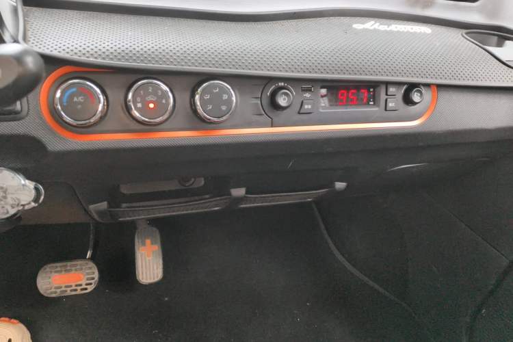 Used Wuling Hongguang MINIEV 2022 Zizai Version Lithium Iron Phosphate Audio And AC Panel