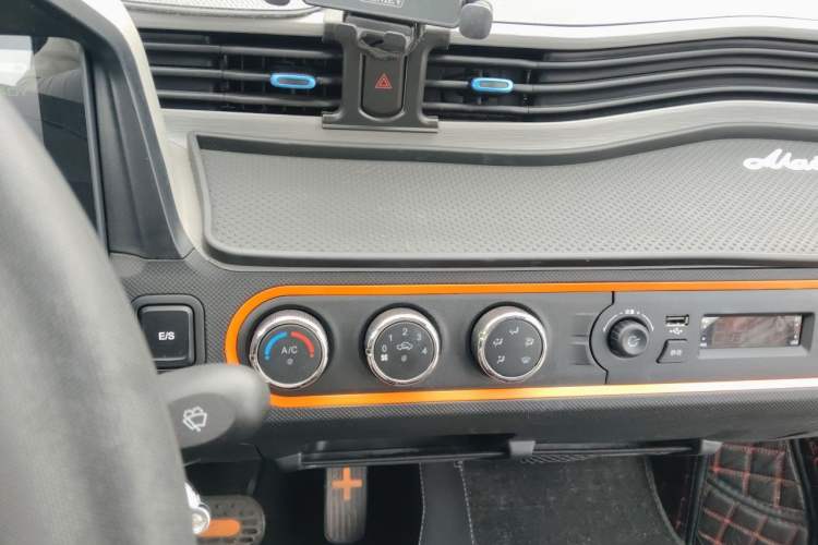 Used Wuling Hongguang MINIEV 2022 Zizai Version Lithium Iron Phosphate Audio And AC Panel