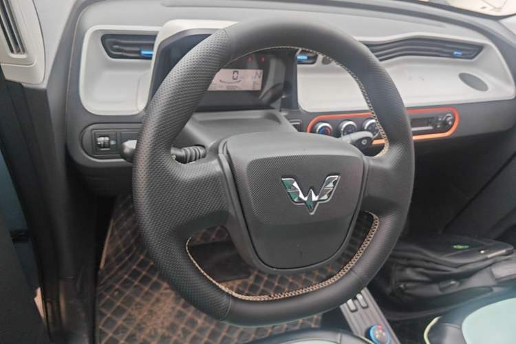 Used Wuling Hongguang MINIEV 2022 Easy Version Lithium Iron Phosphate Center Console