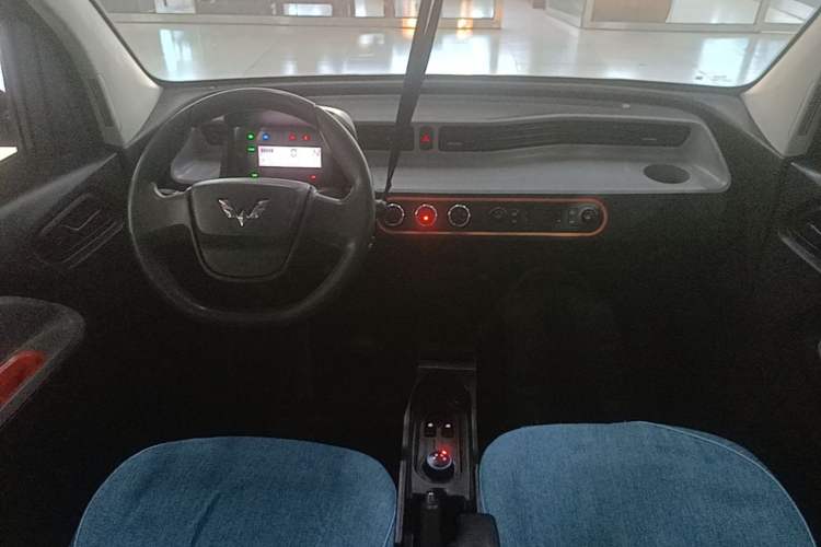 Used Wuling Hongguang MINIEV 2022 Easy Version Lithium Iron Phosphate Center Console