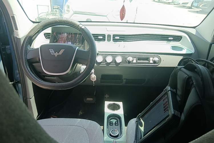 Used Wuling Hongguang MINIEV 2022 Macaron Fashion Edition Lithium-Nickel-Cobalt-Alpha-oxide Center Console