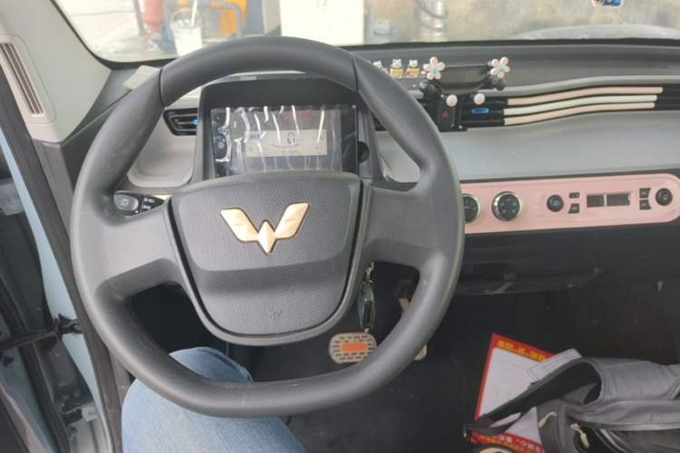 Used Wuling Hongguang MINIEV 2022 Easy Version Lithium Iron Phosphate Center Console