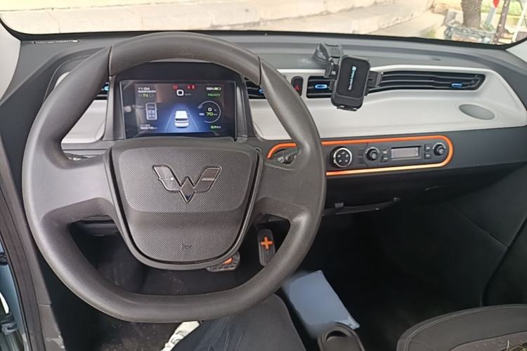 Used Wuling Hongguang MINIEV 2022 Macaron Fashion Model Lithium Iron Phosphate Center Console