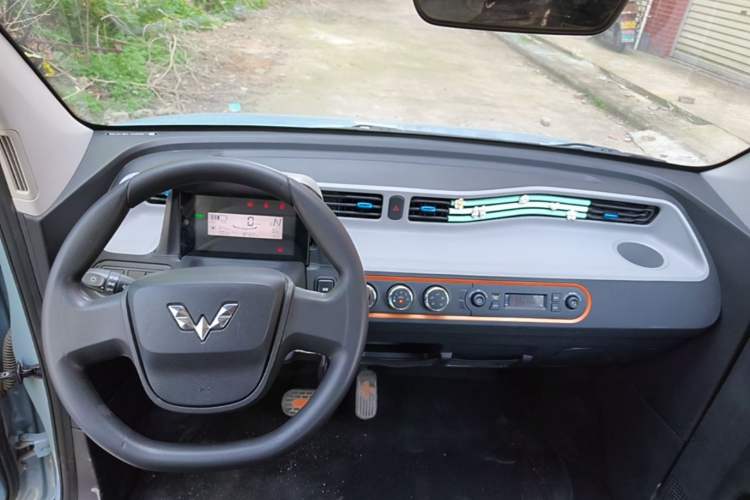 Used Wuling Hongguang MINIEV 2022 Easy Version Lithium Iron Phosphate Center Console