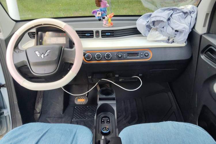 Used Wuling Hongguang MINIEV 2022 Easy Version Lithium Iron Phosphate Center Console