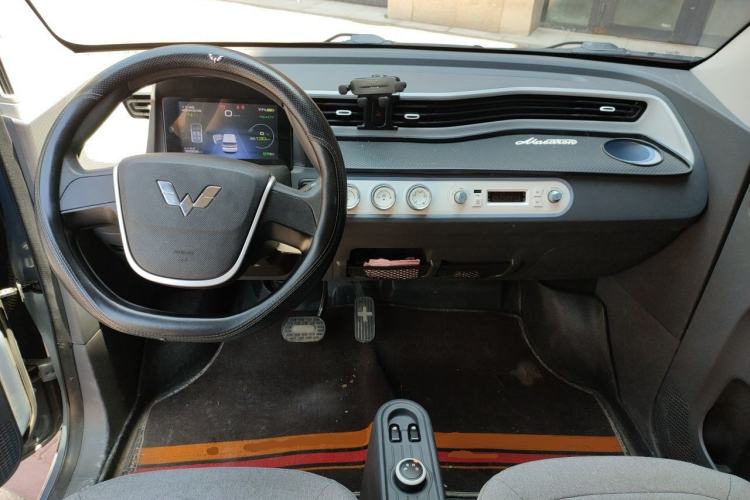 Used Wuling Hongguang MINIEV 2022 Macaron Premium Model – Lithium Iron Phosphate Center Console