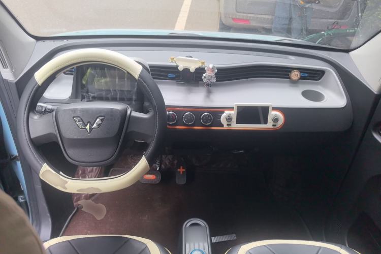 Used Wuling Hongguang MINIEV 2022 Macaron Fashion Model Lithium Iron Phosphate Center Console