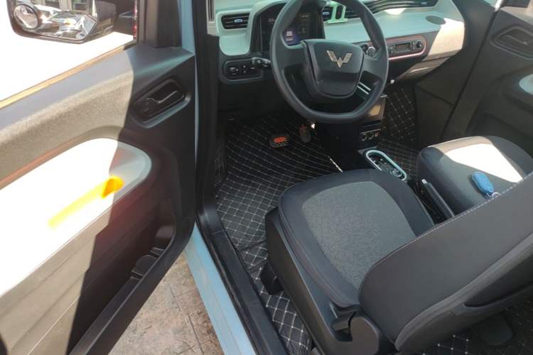 Used Wuling Hongguang MINIEV 2022 Macaron Fashion Model Lithium Iron Phosphate Driver Seat