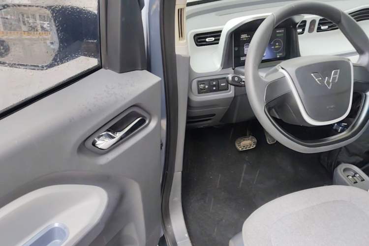 Used Wuling Hongguang MINIEV 2022 Macaron Premium Model – Lithium Iron Phosphate Driver Seat