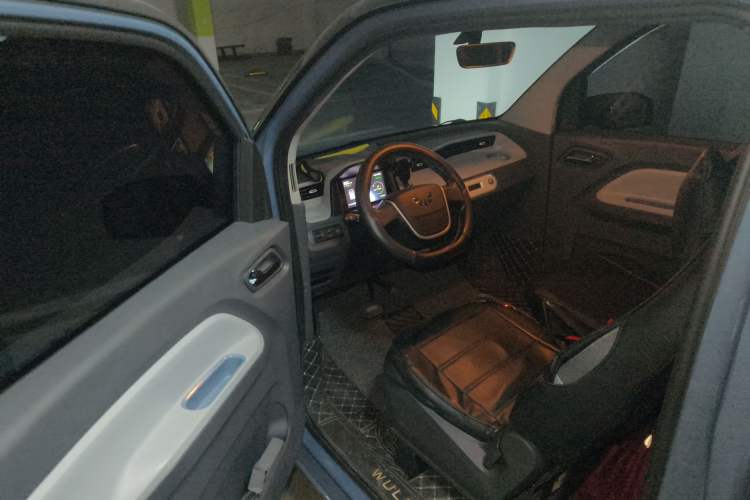 Used Wuling Hongguang MINIEV 2022 Macaron Premium Model – Lithium Iron Phosphate Driver Seat