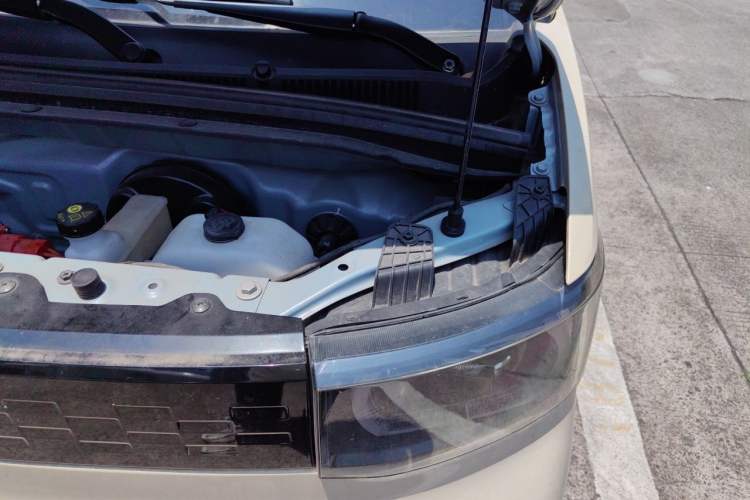 Used Wuling Hongguang MINIEV 2022 Macaron Fashion Model Lithium Iron Phosphate Engine Bay Left