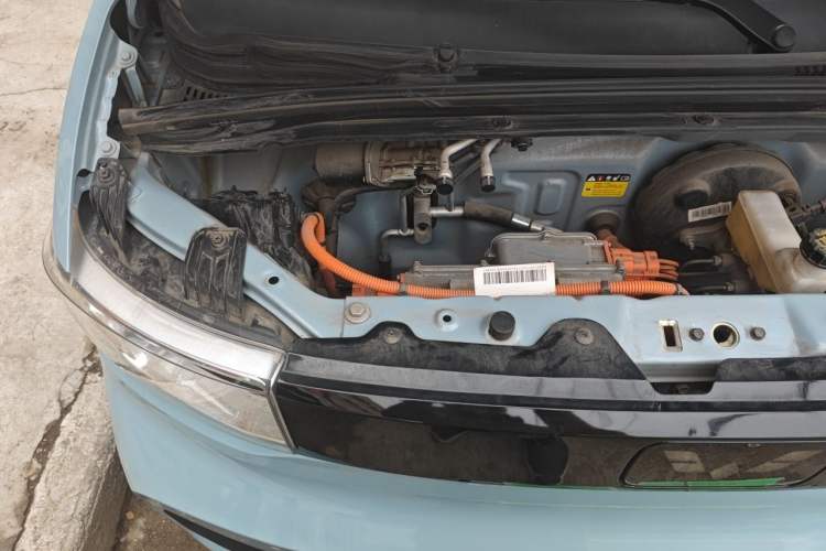 Used Wuling Hongguang MINIEV 2022 Macaron Premium Model – Lithium Ternary Battery Engine Bay Right