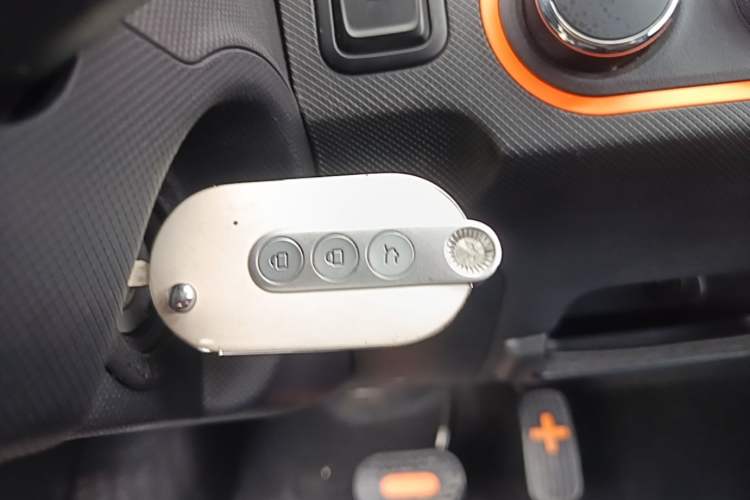 Used Wuling Hongguang MINIEV 2022 Macaron Fashion Model Lithium Iron Phosphate Interior 1