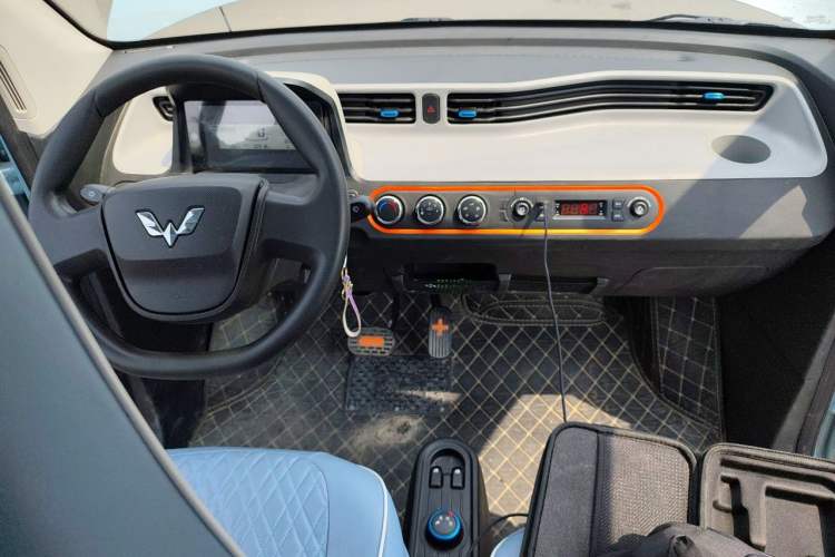 Used Wuling Hongguang MINIEV 2022 Easy Version Lithium Iron Phosphate Interior 2