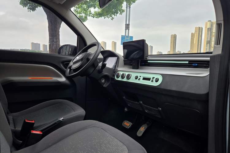 Used Wuling Hongguang MINIEV 2022 Zizai Version Lithium Iron Phosphate Interior 5