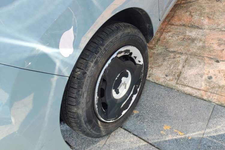 Used Wuling Hongguang MINIEV 2022 Macaron Fashion Model Lithium Iron Phosphate Left Front Wheel Hub