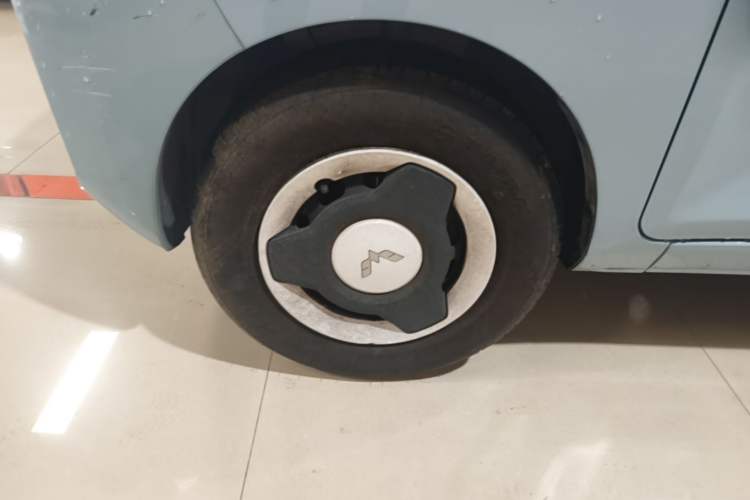 Used Wuling Hongguang MINIEV 2022 Zizai Version Lithium-NMC Left Front Wheel Hub