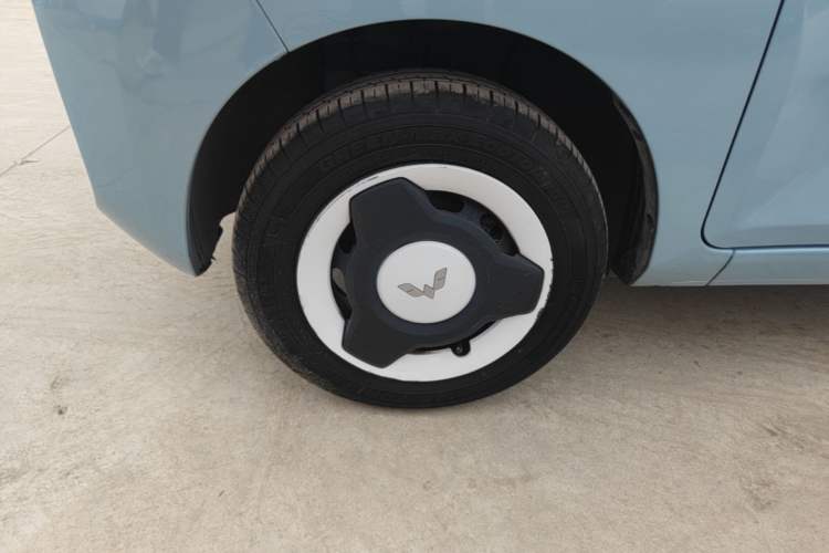 Used Wuling Hongguang MINIEV 2022 Zizai Version Lithium-NMC Left Front Wheel Hub