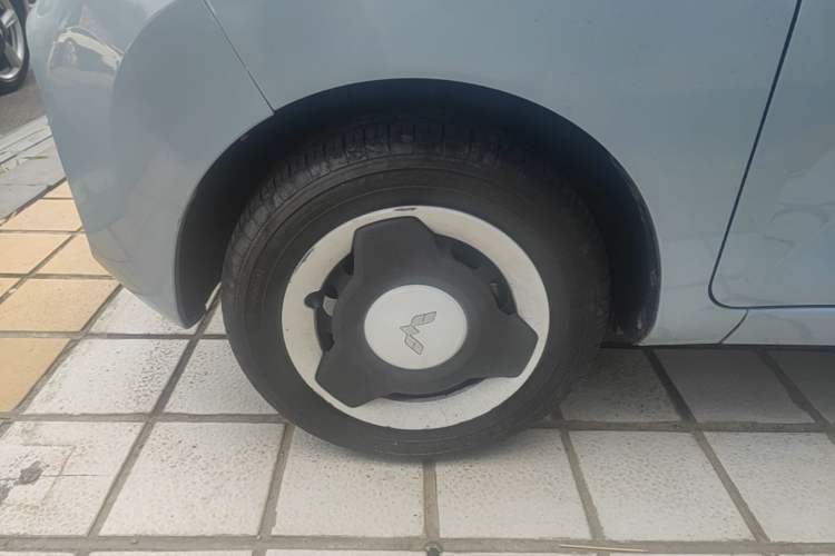 Used Wuling Hongguang MINIEV 2022 Zizai Version Lithium Iron Phosphate Left Front Wheel Hub