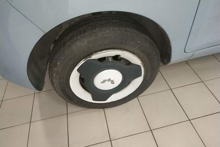 Used Wuling Hongguang MINIEV 2022 Macaron Fashion Model Lithium Iron Phosphate Left Front Wheel Hub