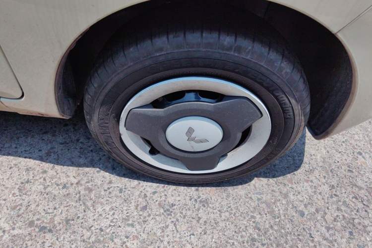 Used Wuling Hongguang MINIEV 2022 Macaron Fashion Model Lithium Iron Phosphate Right Front Wheel Hub