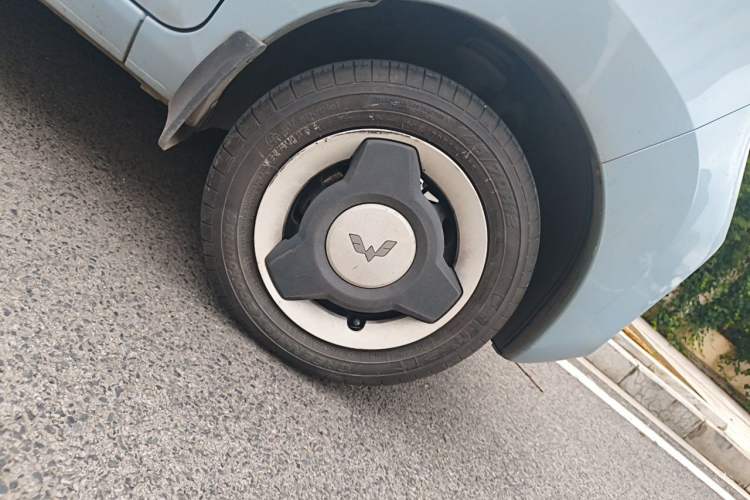 Used Wuling Hongguang MINIEV 2022 Macaron Fashion Model Lithium Iron Phosphate Right Front Wheel Hub