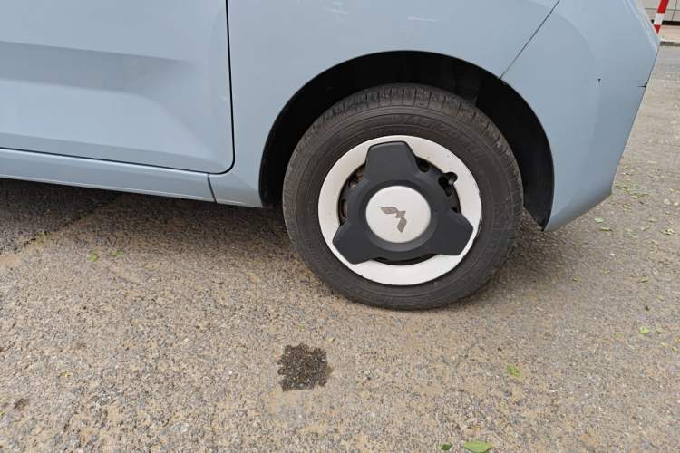 Used Wuling Hongguang MINIEV 2022 Macaron Fashion Model Lithium Iron Phosphate Right Front Wheel Hub