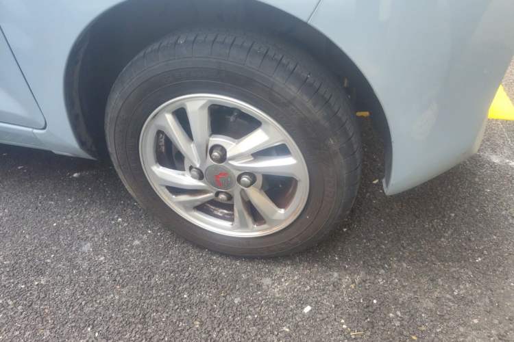 Used Wuling Hongguang MINIEV 2022 Macaron Fashion Model Lithium Iron Phosphate Right Front Wheel Hub