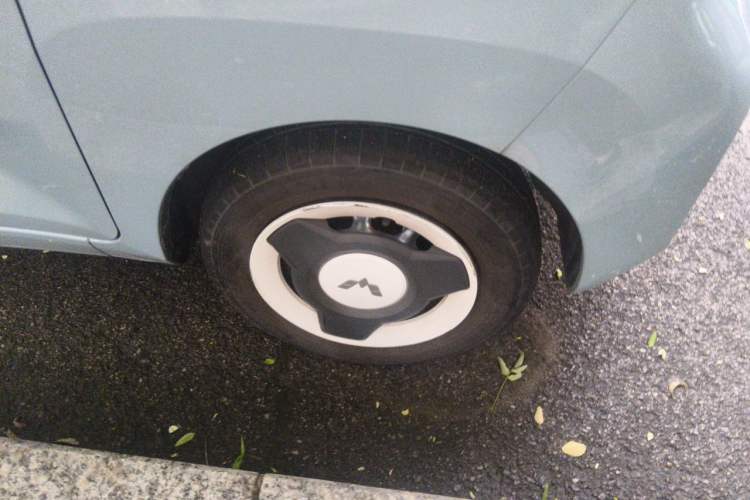 Used Wuling Hongguang MINIEV 2022 Enjoy Edition Lithium-Ion Battery Right Front Wheel Hub
